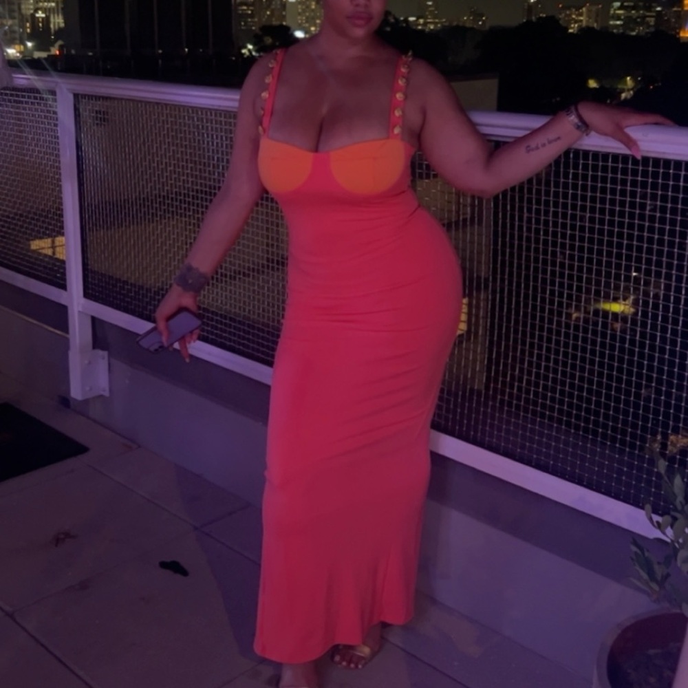 Pink/orange form fitting sleeveless dress